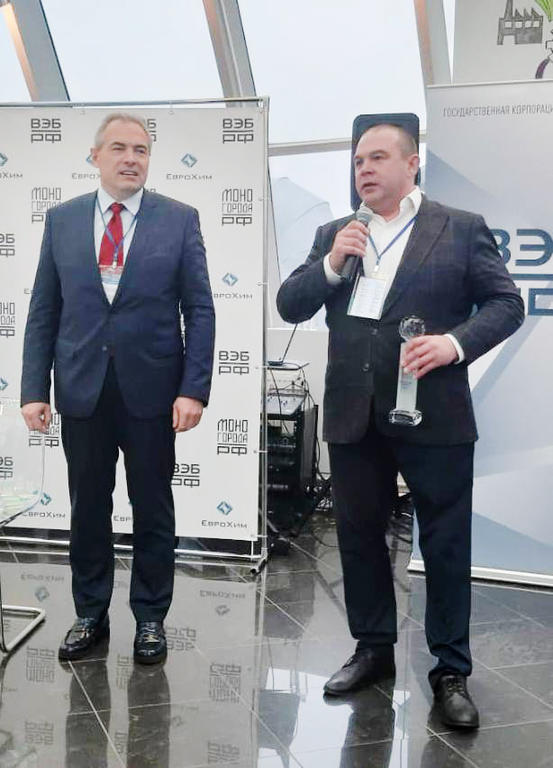 Генеральный директор «ЕвроХима» Игорь Нечаев наградил мэра Невинномысска Михаила Миненкова «Хрустальной гранулой» как лучшего главу муниципалитета городов, где находятся предприятия компании